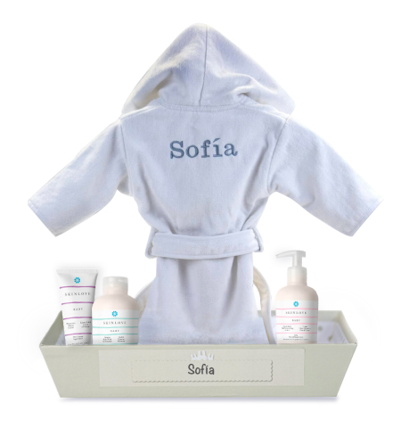 Productos cosméticos naturales para bebés con albornoz