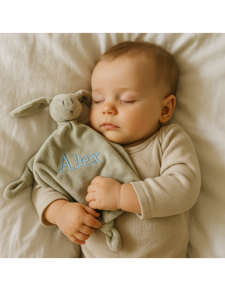 Canastilla con maleta, manta y doudou personalizados | Regalo elegante para bebé