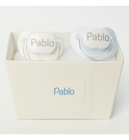 Pack de dos chupetes y babero | Regalo funcional y tierno para bebé