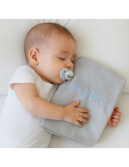 Canastilla con maleta, manta y doudou personalizados | Regalo elegante para bebé