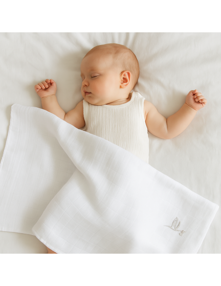 Canastilla con mordedor, vajilla infantil y complementos | Regalo completo y funcional para bebé