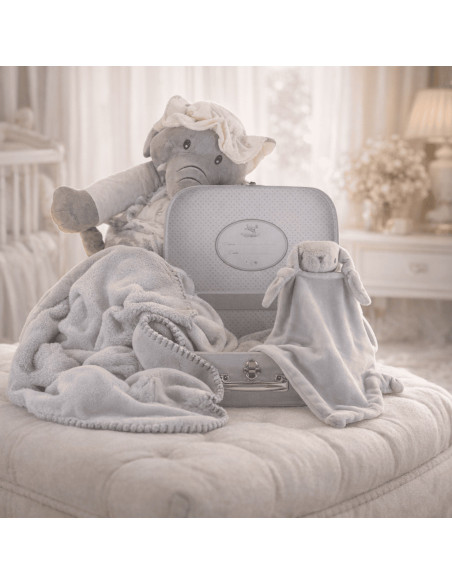 Canastilla con maleta, manta y doudou personalizados | Regalo elegante para bebé