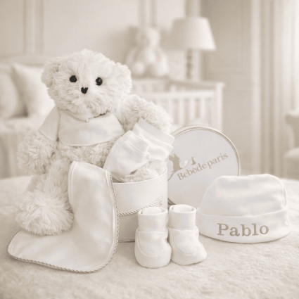 Conjunto bebé con patucos, manoplas y gorro + peluche en caja vintage 2