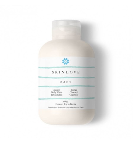 Productos cosméticos naturales para bebés con albornoz bordado