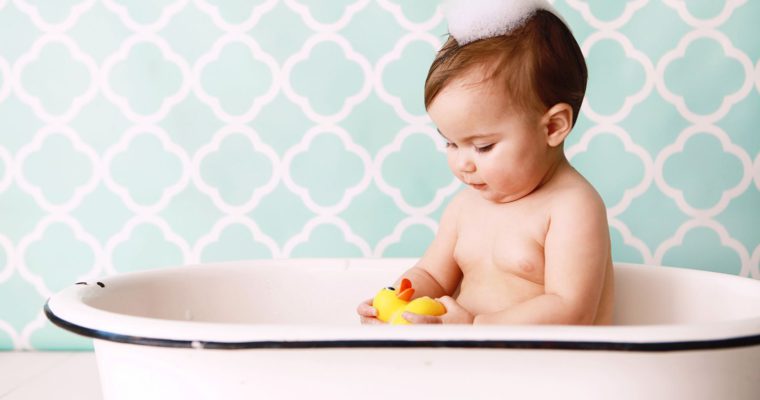 El baño del bebé: un momento mágico para disfrutar en familia.