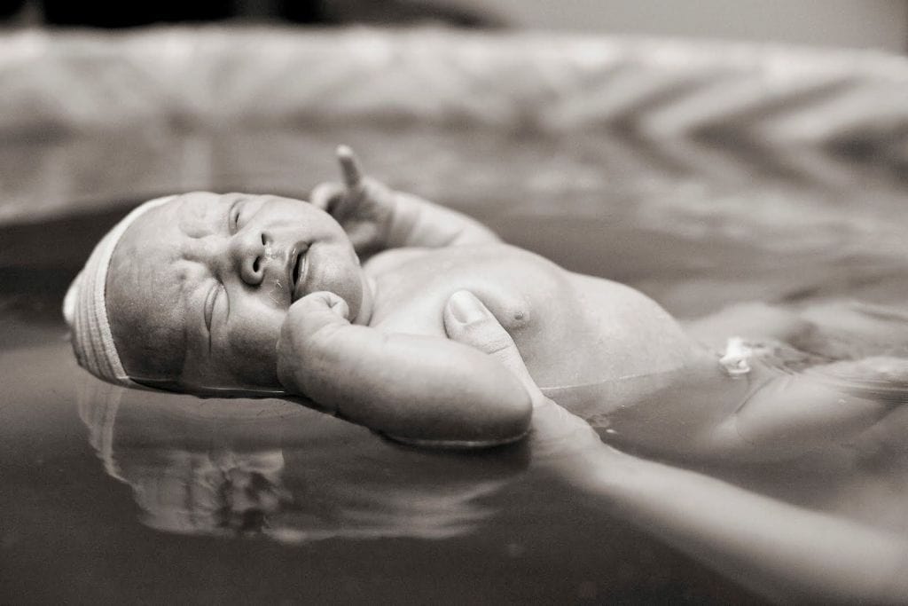 ¿Cómo prepararte para un parto en el agua?